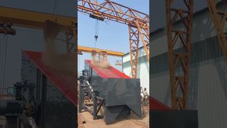 Test di fabbrica del vaglio vibrante a tre strati in esecuzione.Vaglio vibrante a tre strati modello 2160