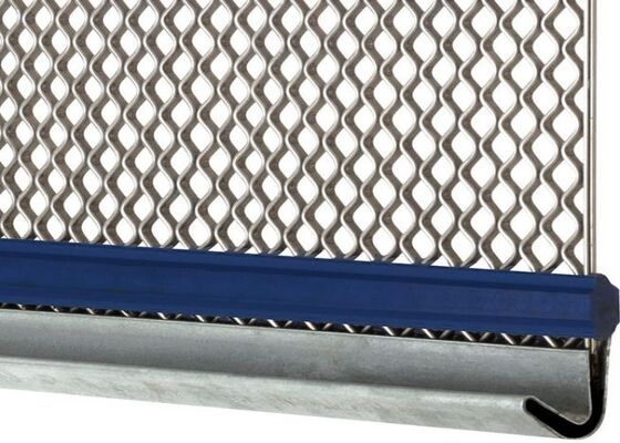 Self Cleaning Screening Mesh with Reduced Material Build Up