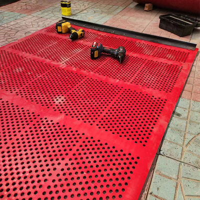 Pannello per vaglio in gomma autopulente largo 1 m, spesso 6 mm, con fori da 3 mm per la separazione di materiali fini