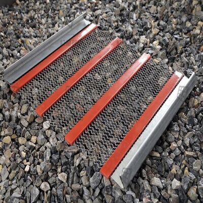 Rete metallica autopulente con apertura da 3,18 mm a 17,15 mm per un aumento del throughput del 40% e un'area aperta superiore del 30%