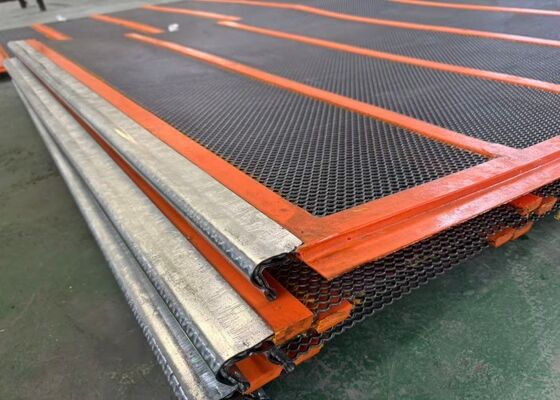 Maglia di schermo auto-pulitore per la separazione dei materiali appiccicosi
