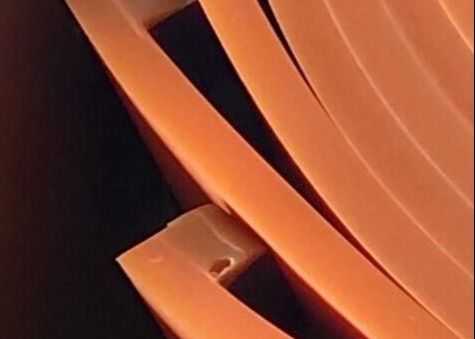 La copertura di gomma dell'incudine di Maxdura su Slotter rotatorio muore taglierina
